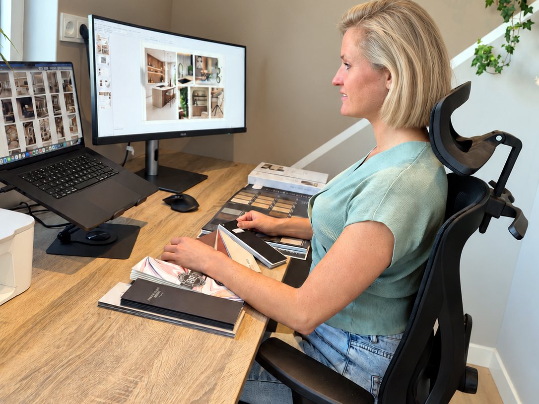 Jess aan het werk aan een interieurontwerp